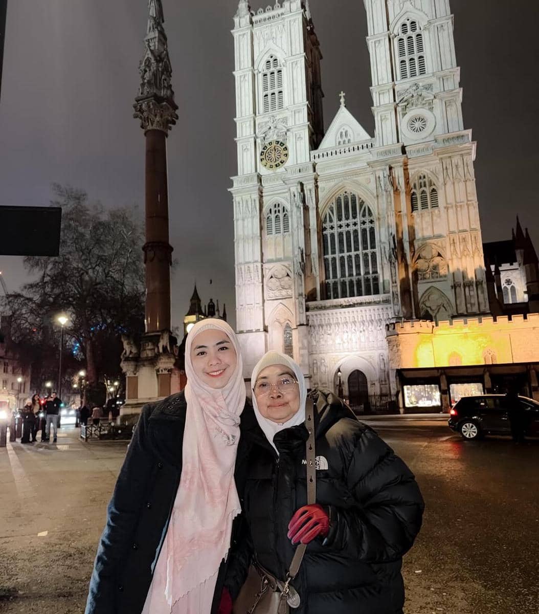 Oki Setiana Dewi ajak ibunda jalan-jalan di London.
