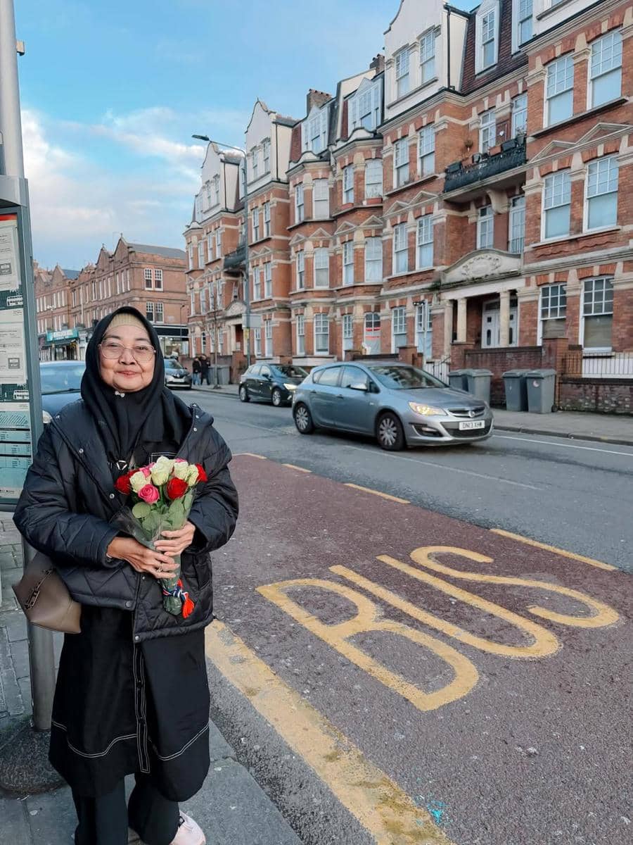 Oki Setiana Dewi ajak ibunda jalan-jalan di London.