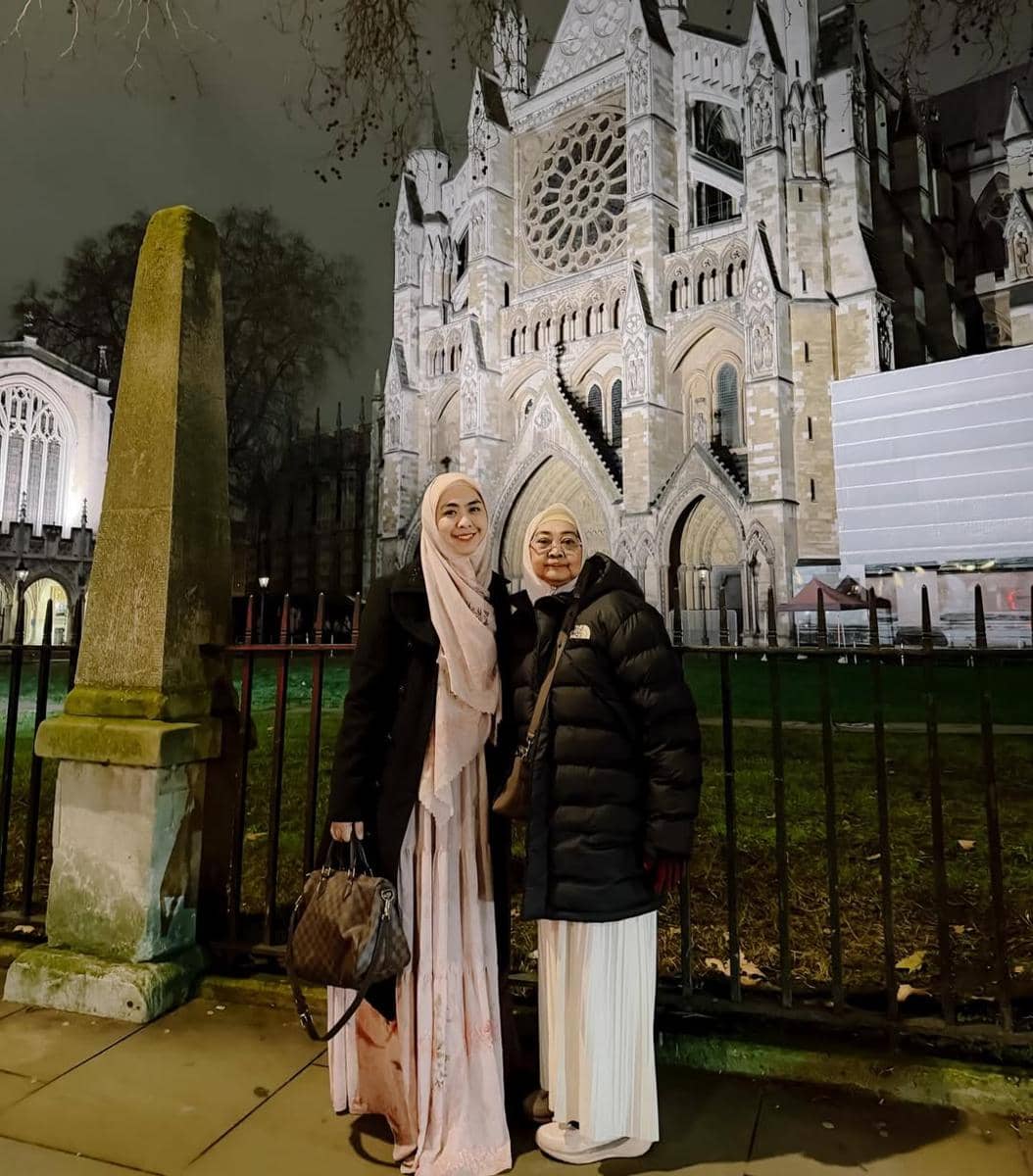 Oki Setiana Dewi ajak ibunda jalan-jalan di London.