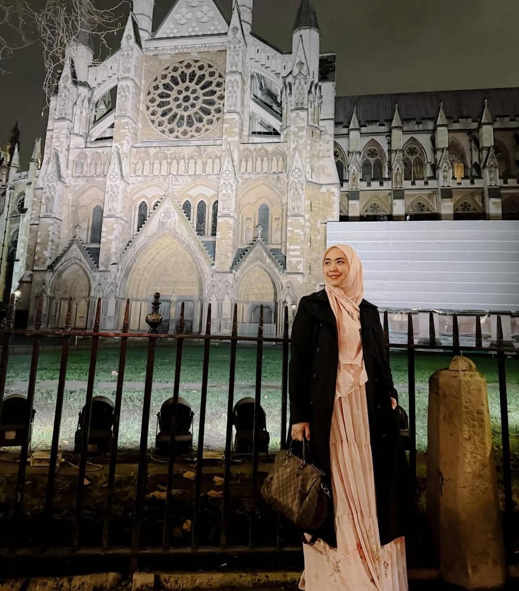 Oki Setiana Dewi ajak ibunda jalan-jalan di London.