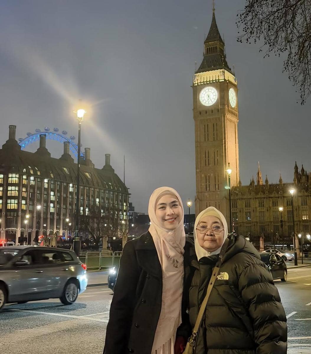 Oki Setiana Dewi ajak ibunda jalan-jalan di London.
