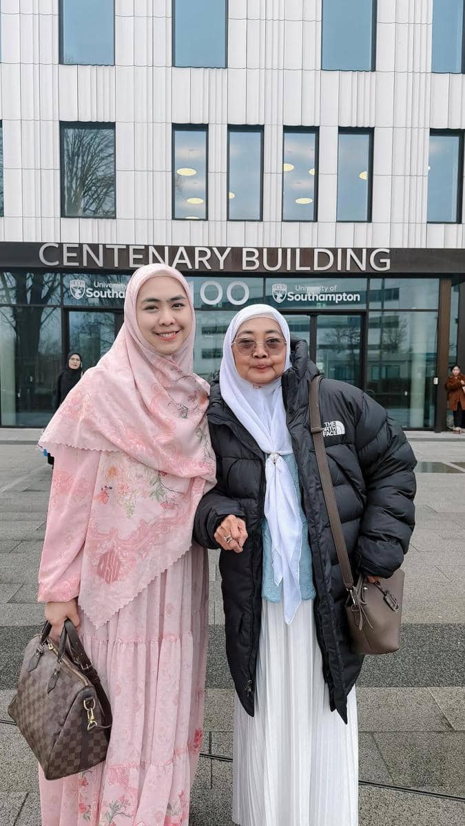 Oki Setiana Dewi ajak ibunda jalan-jalan di London.