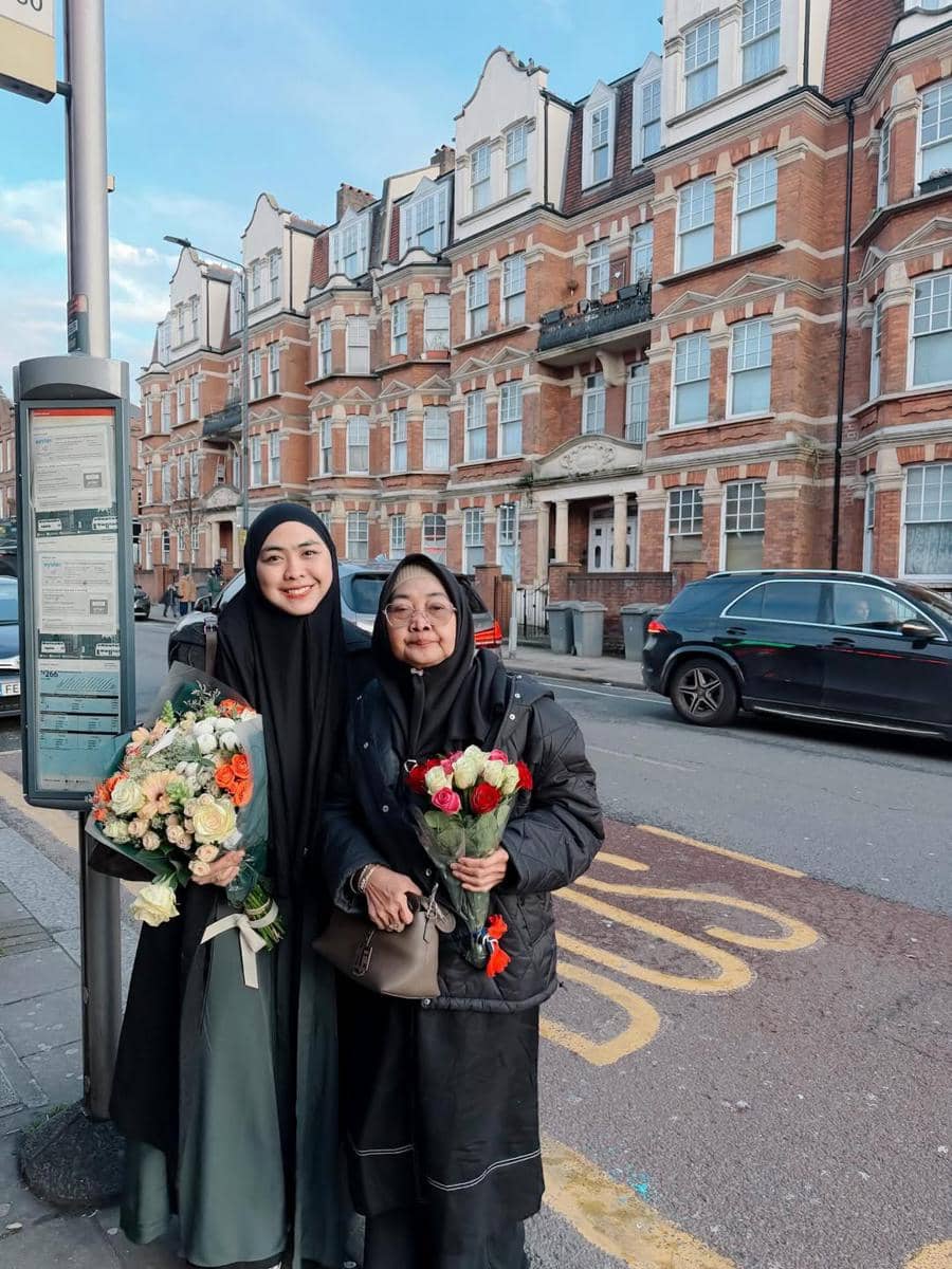 Oki Setiana Dewi ajak ibunda jalan-jalan di London.