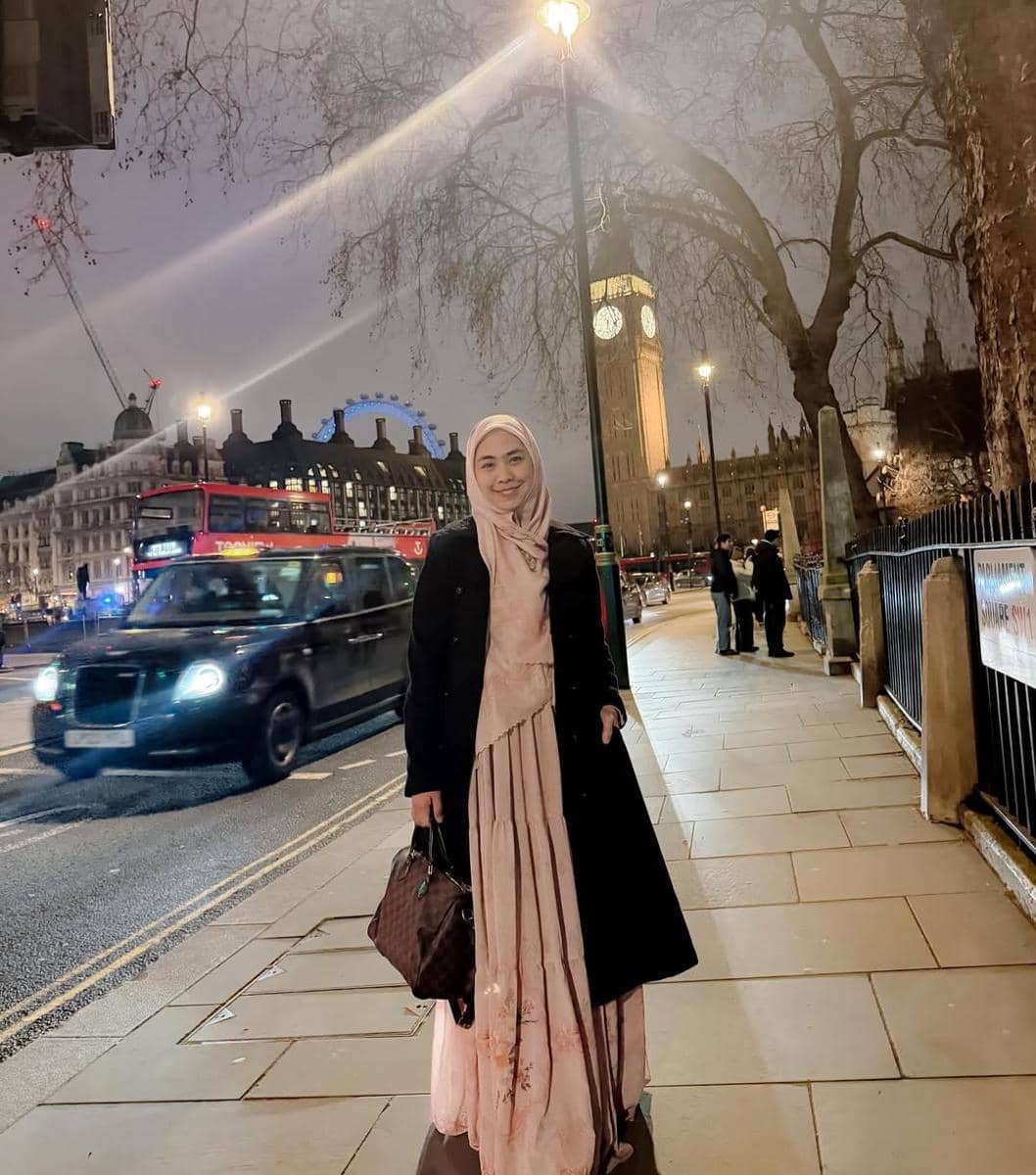 Oki Setiana Dewi ajak ibunda jalan-jalan di London.