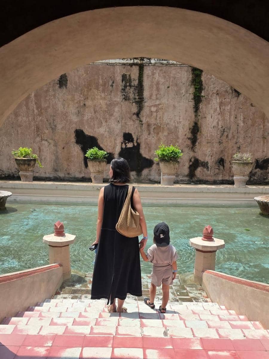 Karina Nadila ajak keluarga jalan-jalan di Taman Sari.