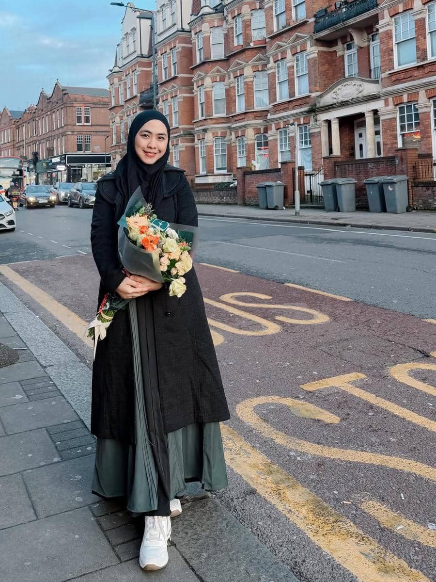 Oki Setiana Dewi ajak ibunda jalan-jalan di London.