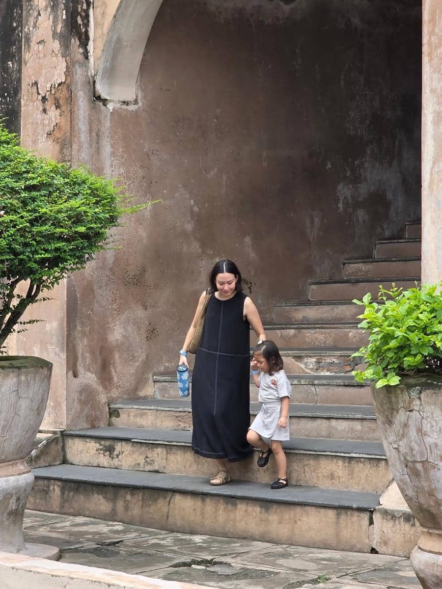 Karina Nadila ajak keluarga jalan-jalan di Taman Sari.