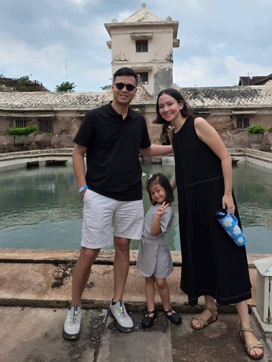 Karina Nadila ajak keluarga jalan-jalan di Taman Sari.