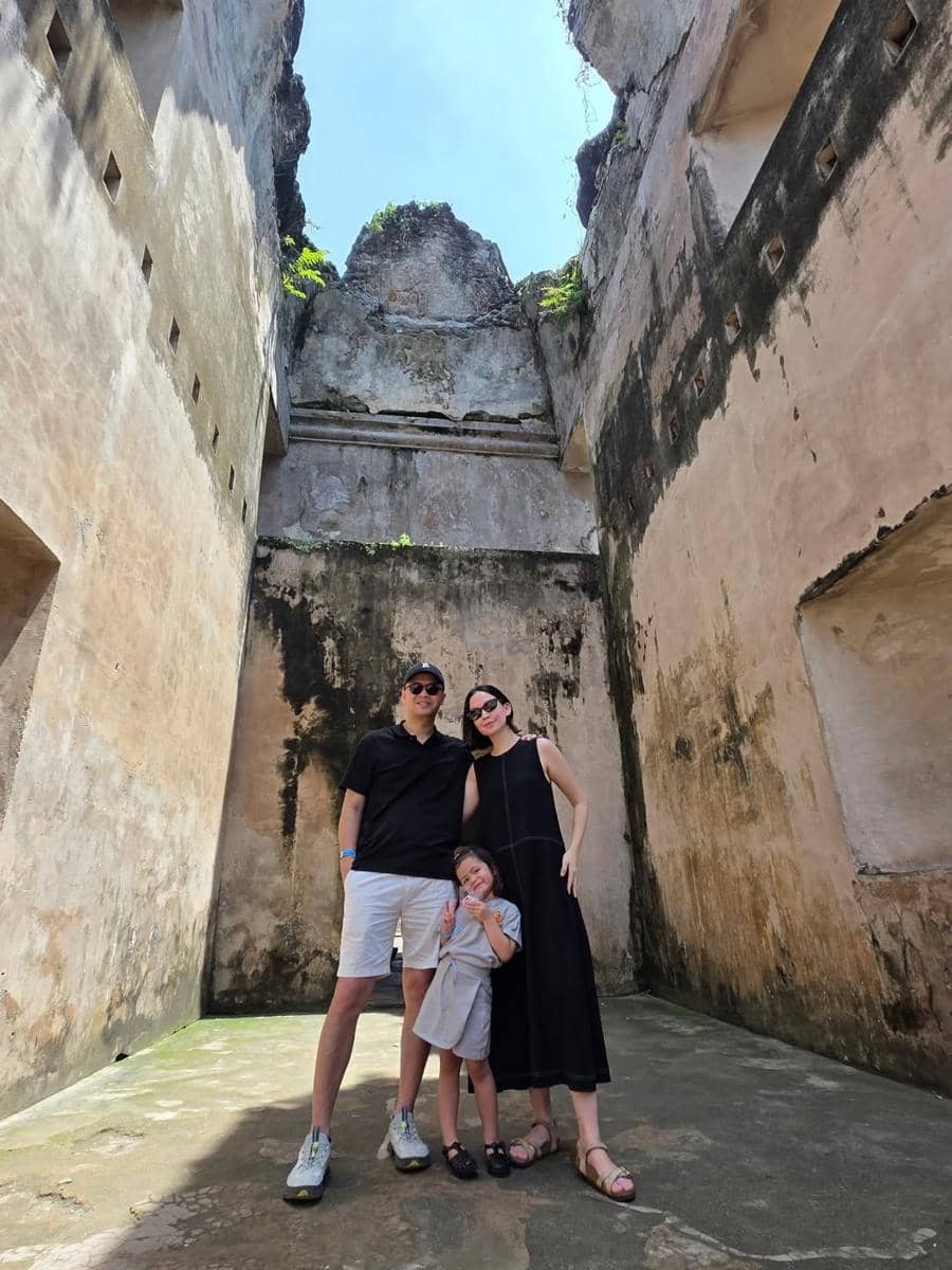 Karina Nadila ajak keluarga jalan-jalan di Taman Sari.