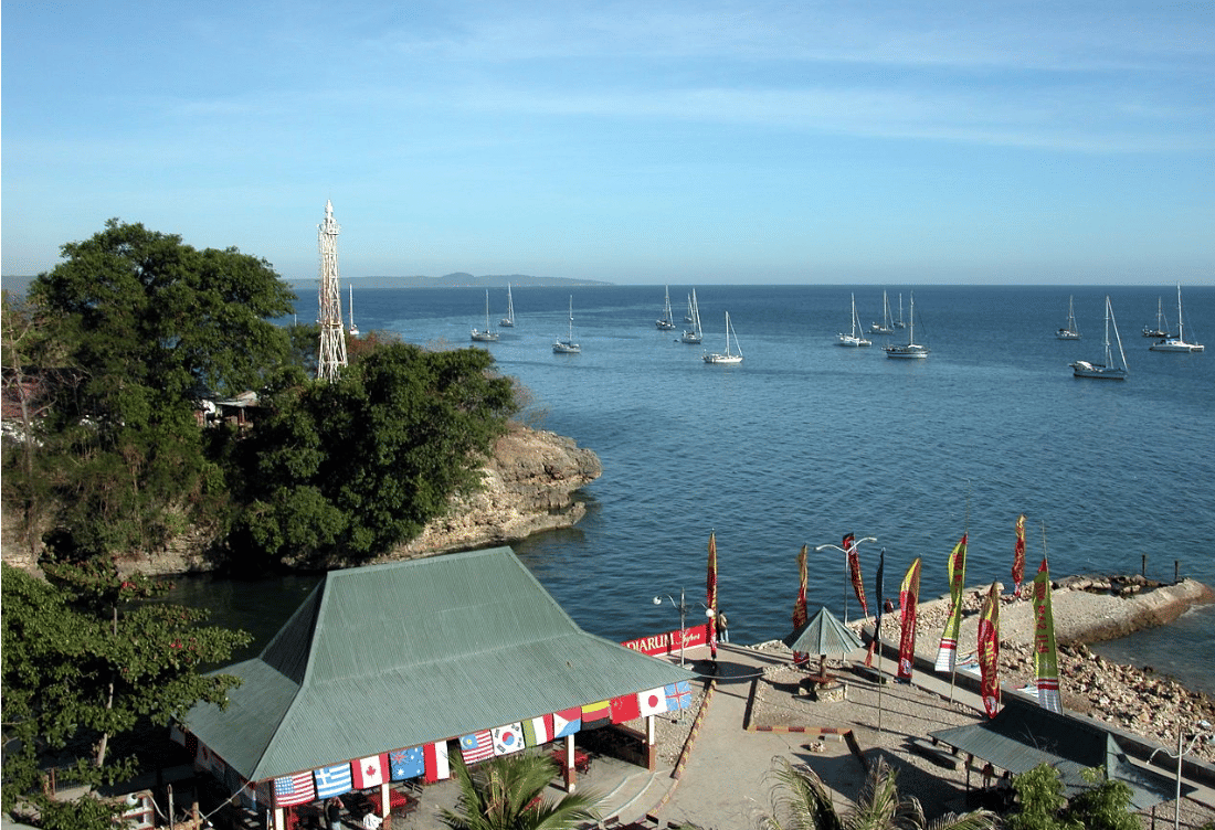 potre kapal Yacht di Pantai Kupang