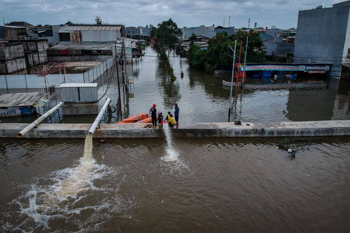 Penanganan banjir di Periuk, Tangerang menggunakan mesin pompa portabel 