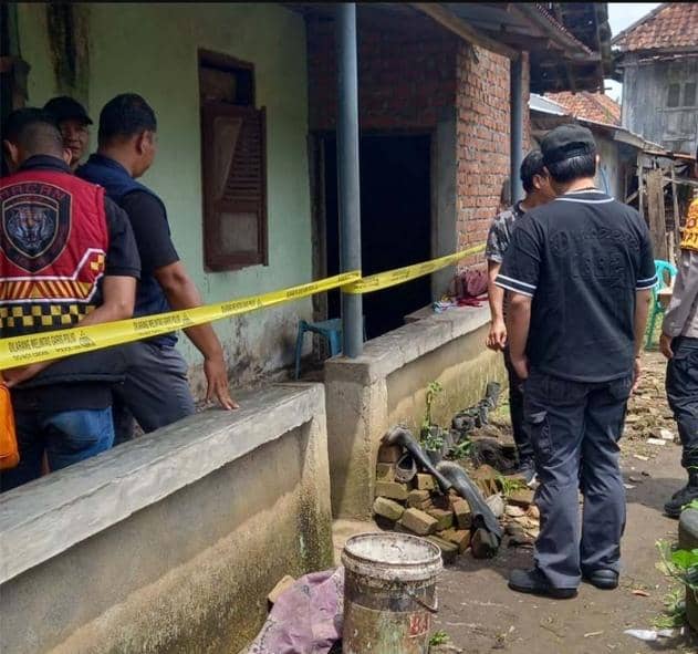 Polisi melakukan olah TKP pembunuhan di Kecamatan Lubuk Linggau Utara I. 