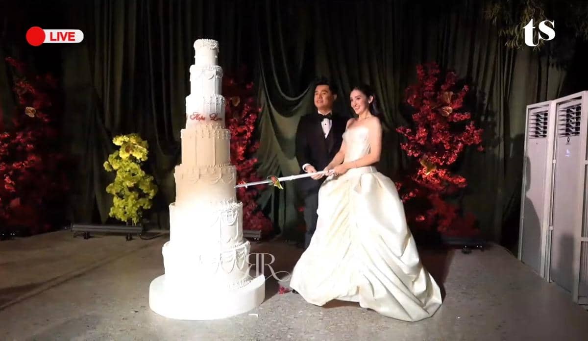 Resepsi pernikahan Ranty Maria dan Rayn Wijaya. 