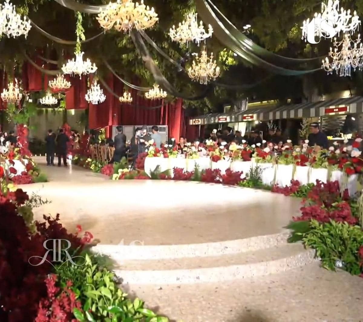 Resepsi pernikahan Ranty Maria dan Rayn Wijaya. 