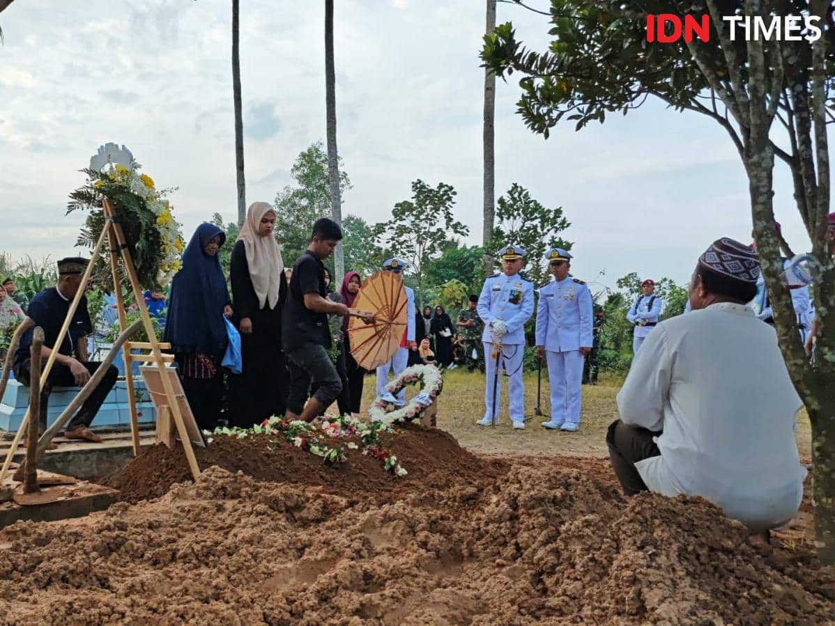Penuh Haru, Tembakan Salvo Iringi Pemakaman Kedinasan Praka Kori