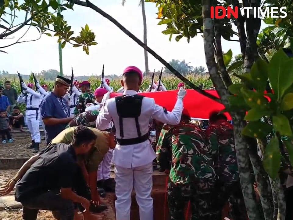 Penuh Haru, Tembakan Salvo Iringi Pemakaman Kedinasan Praka Kori