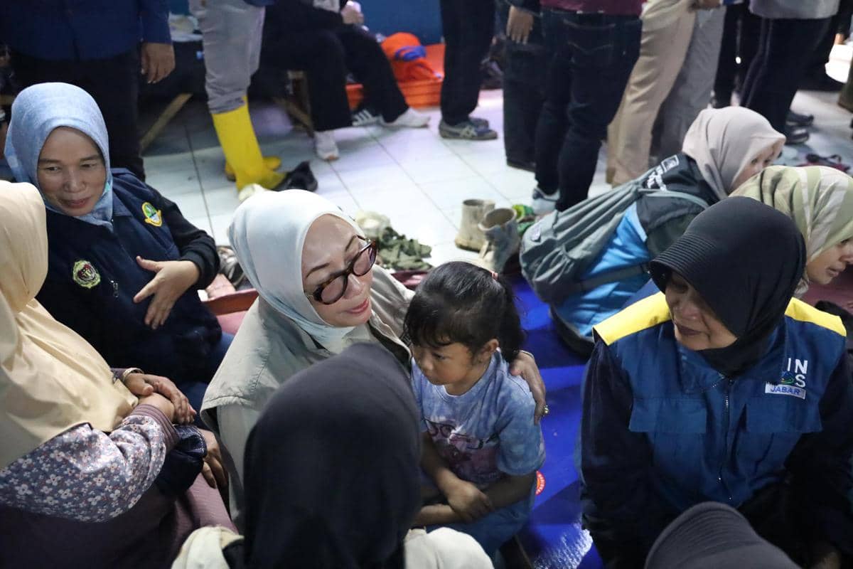 Menteri Pemberdayaan Perempuan dan Perlindungan Anak (PPPA) Arifah Fauzi mendampingi Wakil Presiden Republik Indonesia, Gibran Rakabuming Raka, meninjau posko bencana tanah longsor di Dusun Pasirkuning, Pasirlangu, Cisarua, Bandung Barat