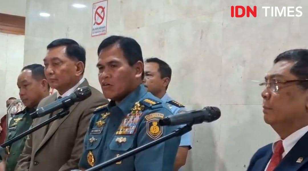 Kepala Staf TNI Angkatan Laut (KSAL) Laksamana Muhammad Ali (tengah) ketika memberikan keterangan usai rapat kerja dengan komisi I DPR di Kompleks Parlemen Senayan, Jakarta Pusat 