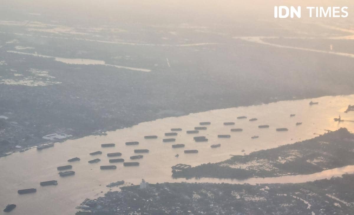Puluhan Tongkang Batu Bara melintasi Sungai Musi Palembang (IDN Times/Rangga Erfizal)