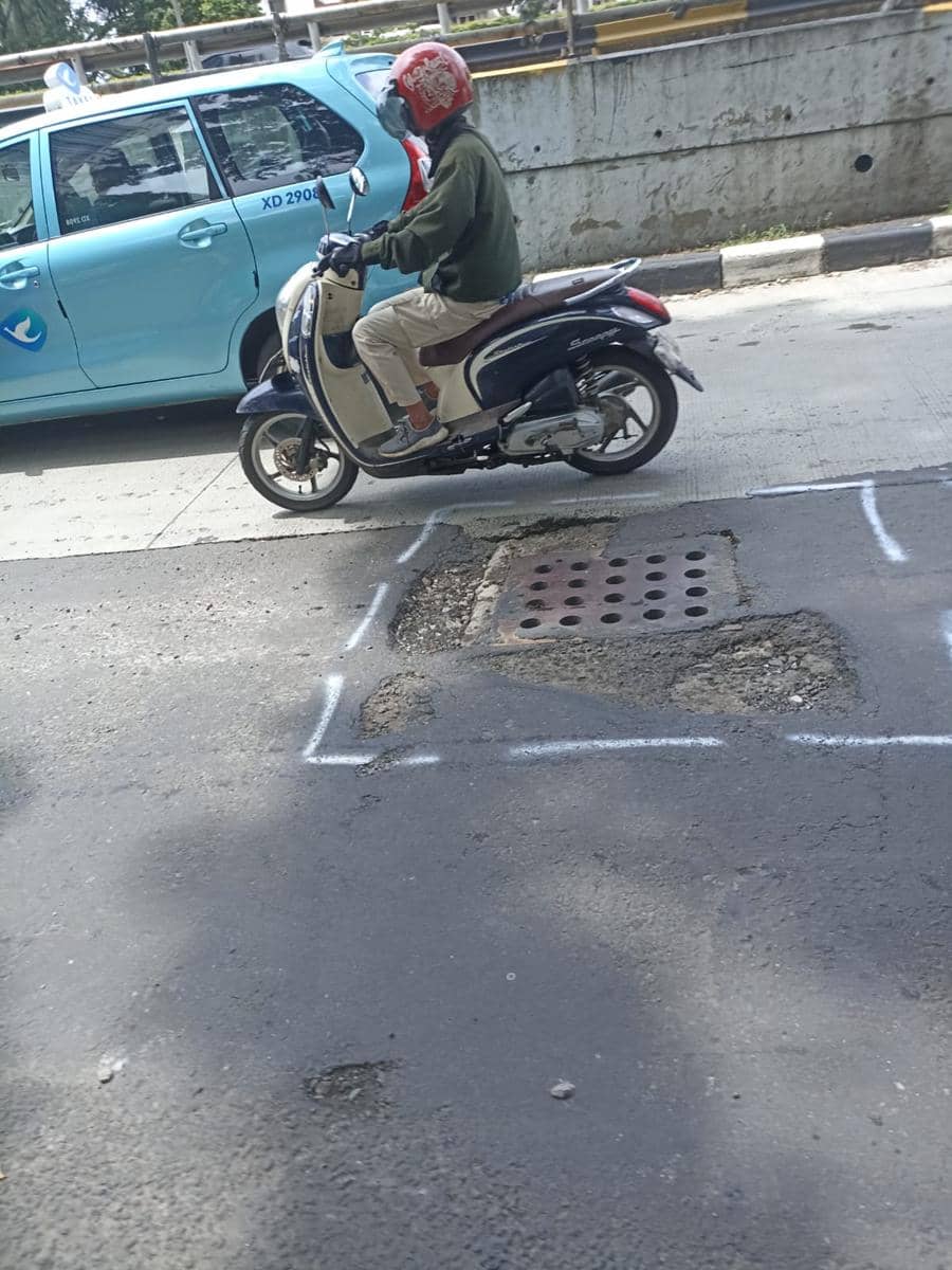 Jalan berlubang di Kuningan