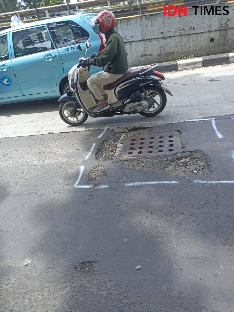 Jalan berlubang di Kuningan