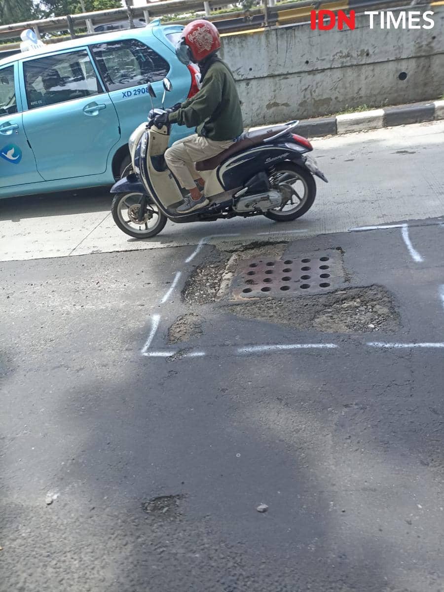 Waspada, Habis Hujan Terbitlah Lubang Menganga di Jalan Jakarta