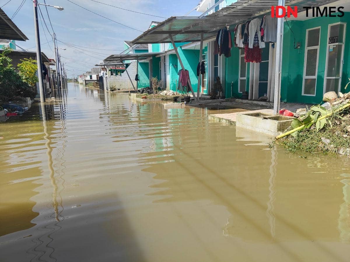 Banjir di perumahan subsidi Bekasi. (IDN Times/Imam Faishal)