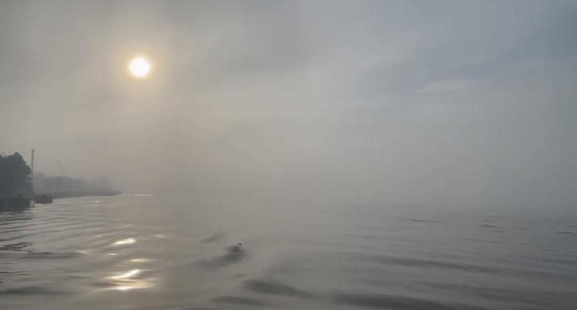 Sungai Kapuas diselimuti kabut asap. 