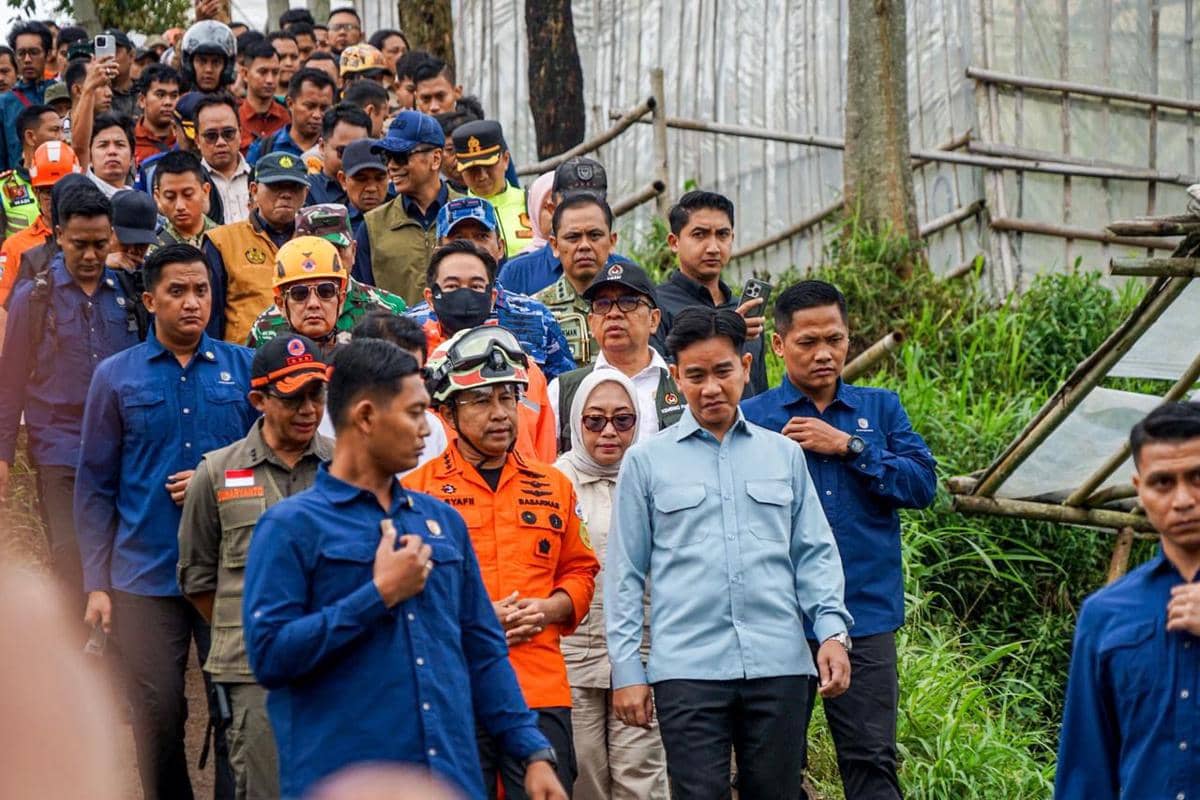 Menteri Pemberdayaan Perempuan dan Perlindungan Anak (PPPA) Arifah Fauzi mendampingi Wakil Presiden Republik Indonesia, Gibran Rakabuming Raka, meninjau posko bencana tanah longsor di Dusun Pasirkuning, Pasirlangu, Cisarua, Bandung Barat