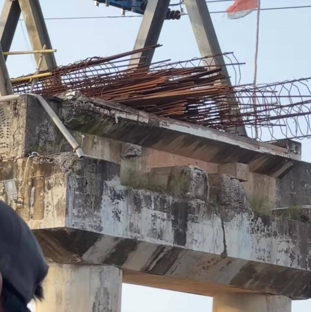 Kondisi Jembatan P6 Lalan usai ditabrak tongkang batubara.