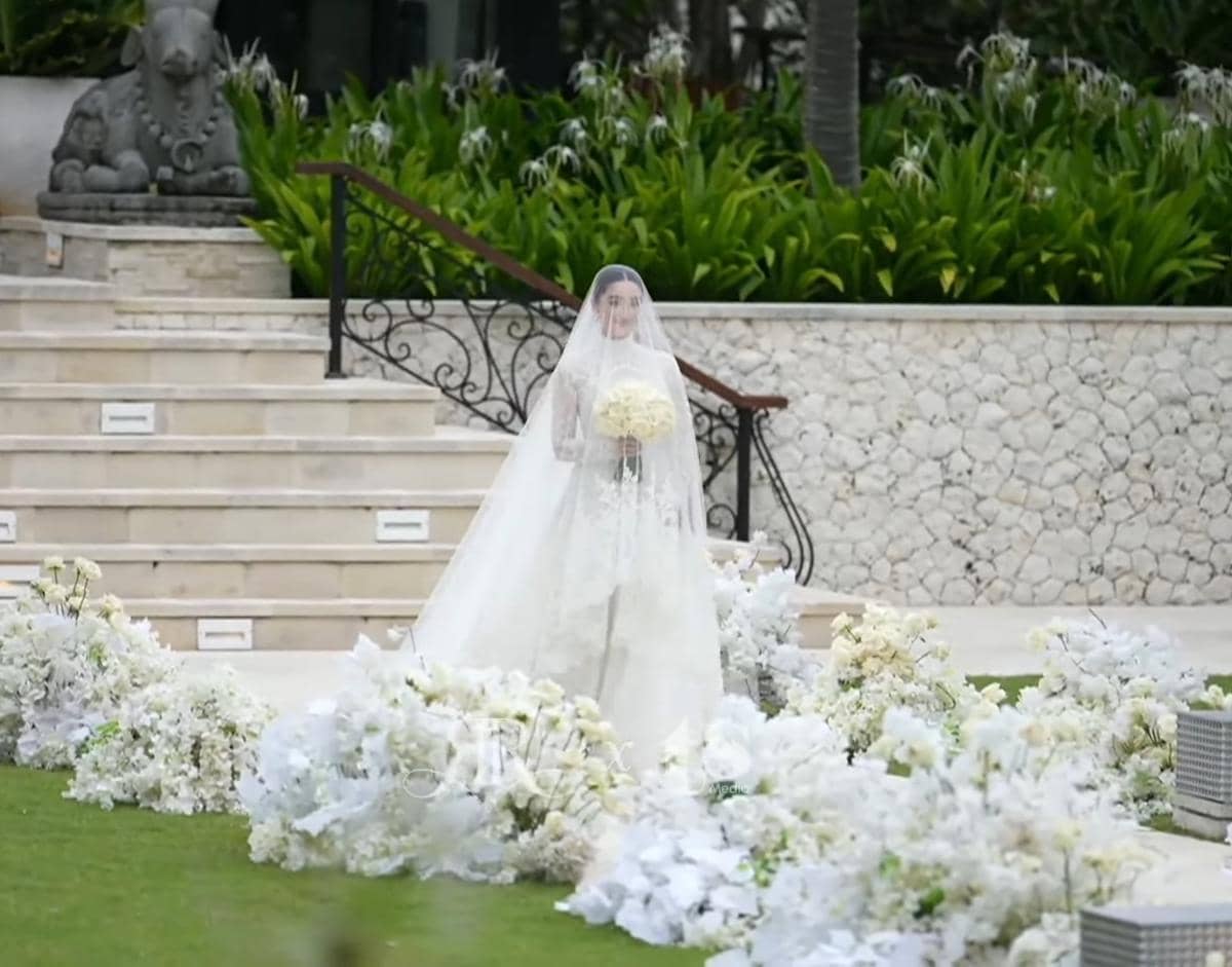 Pemberkatan nikah Ranty Maria dan Rayn Wijaya