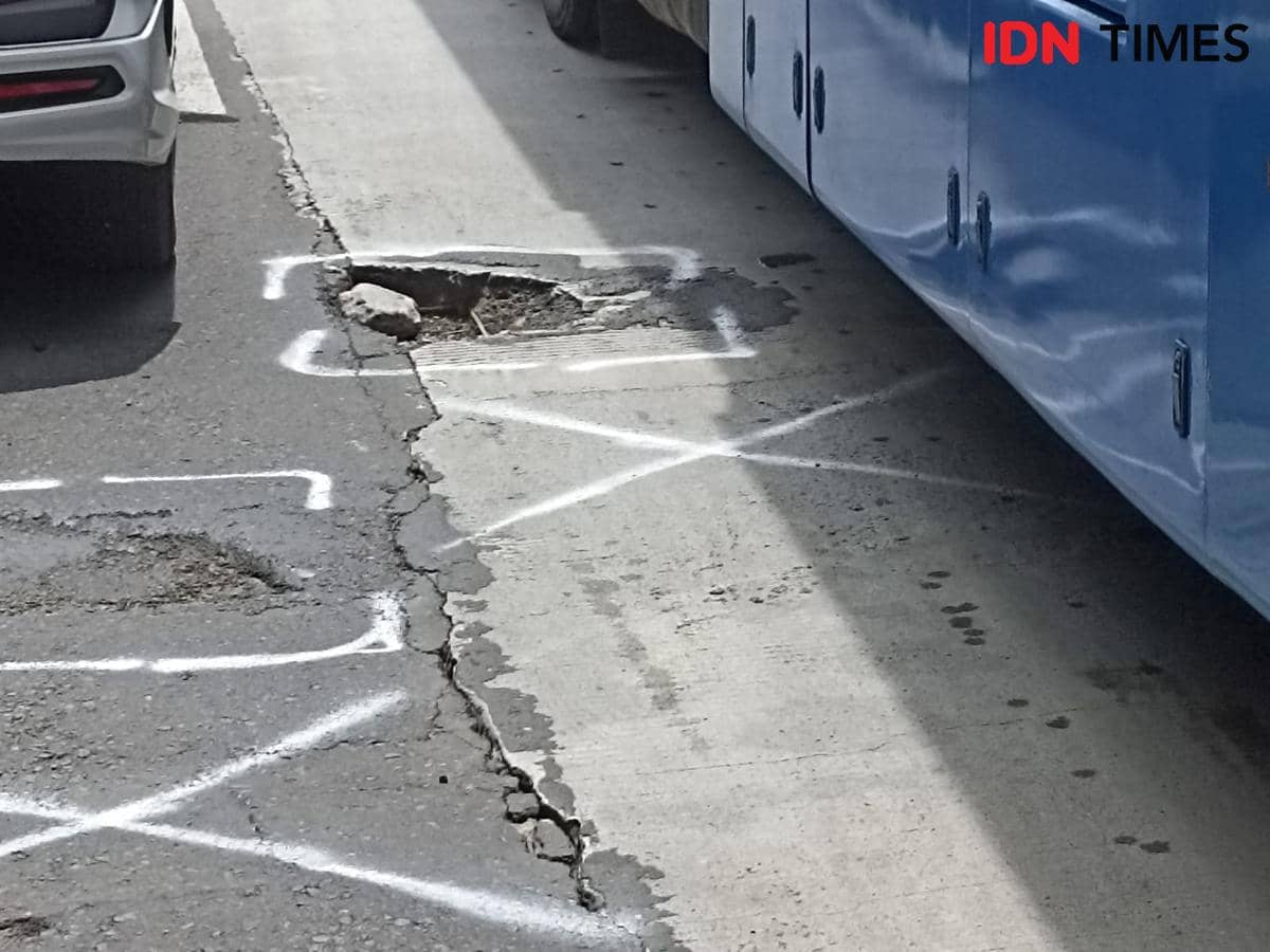 Waspada, Habis Hujan Terbitlah Lubang Menganga di Jalan Jakarta