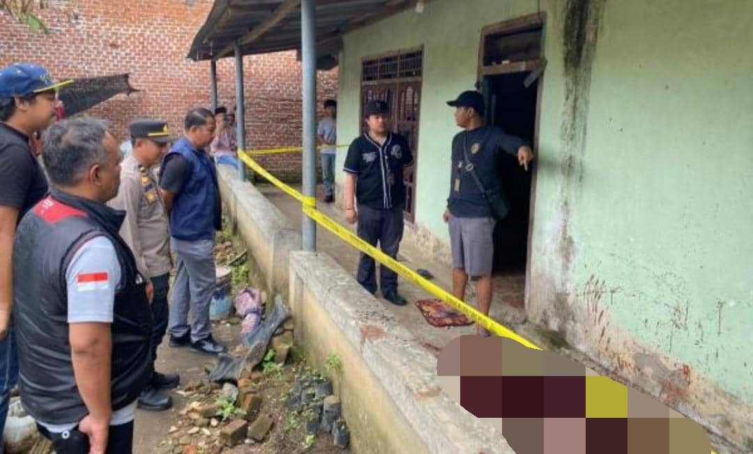 Polisi melakukan olah TKP pembunuhan di Kecamatan Lubuk Linggau Utara I.