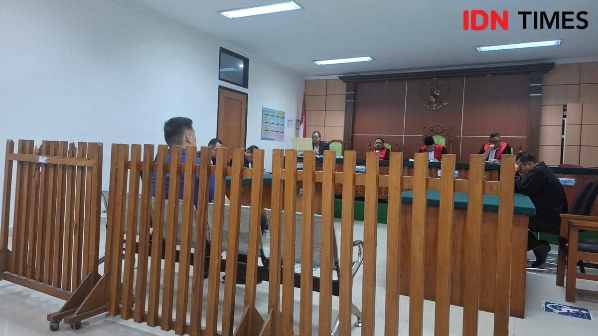 Terdakwa Lucky saat sidang putusan di PN Serang 