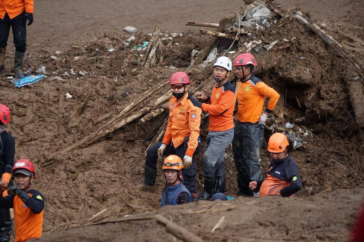 Menko PMK Pratikno mengunjungi lokasi longsor Cisarua