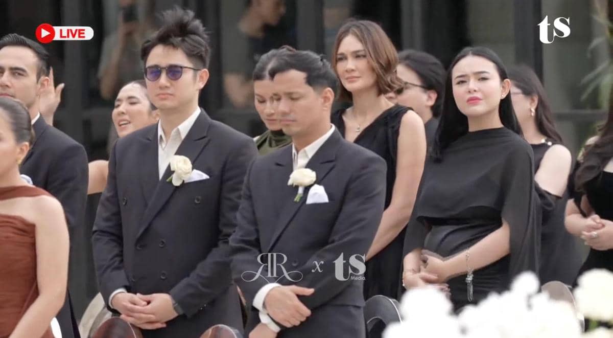 Gaya Seleb di Pemberkatan Ranty Maria-Rayn Wijaya 