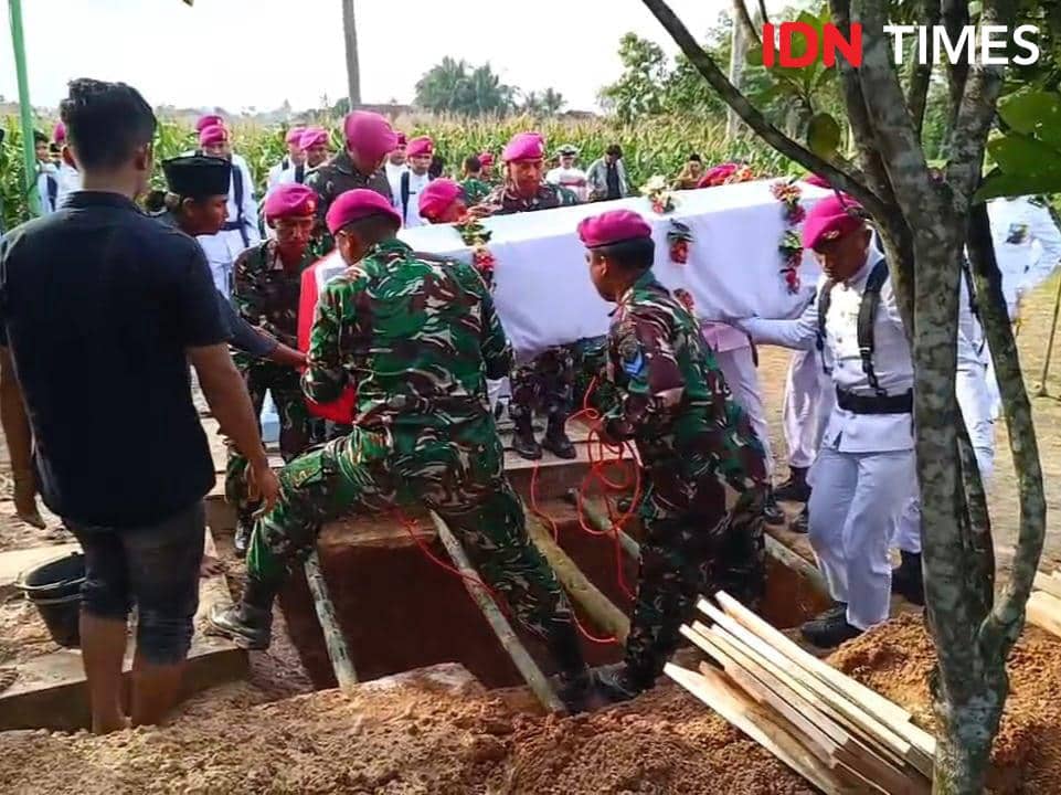 Penuh Haru, Tembakan Salvo Iringi Pemakaman Kedinasan Praka Kori