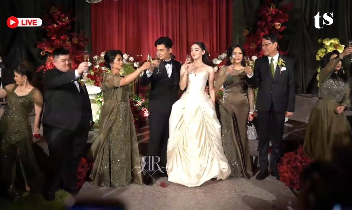 Resepsi pernikahan Ranty Maria dan Rayn Wijaya. 