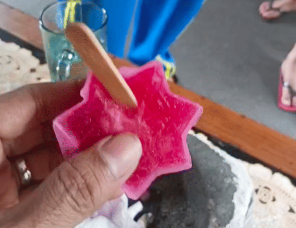 Aparat Tuding Penjual Es Kue Pakai Spons, Ternyata di Lab Aman