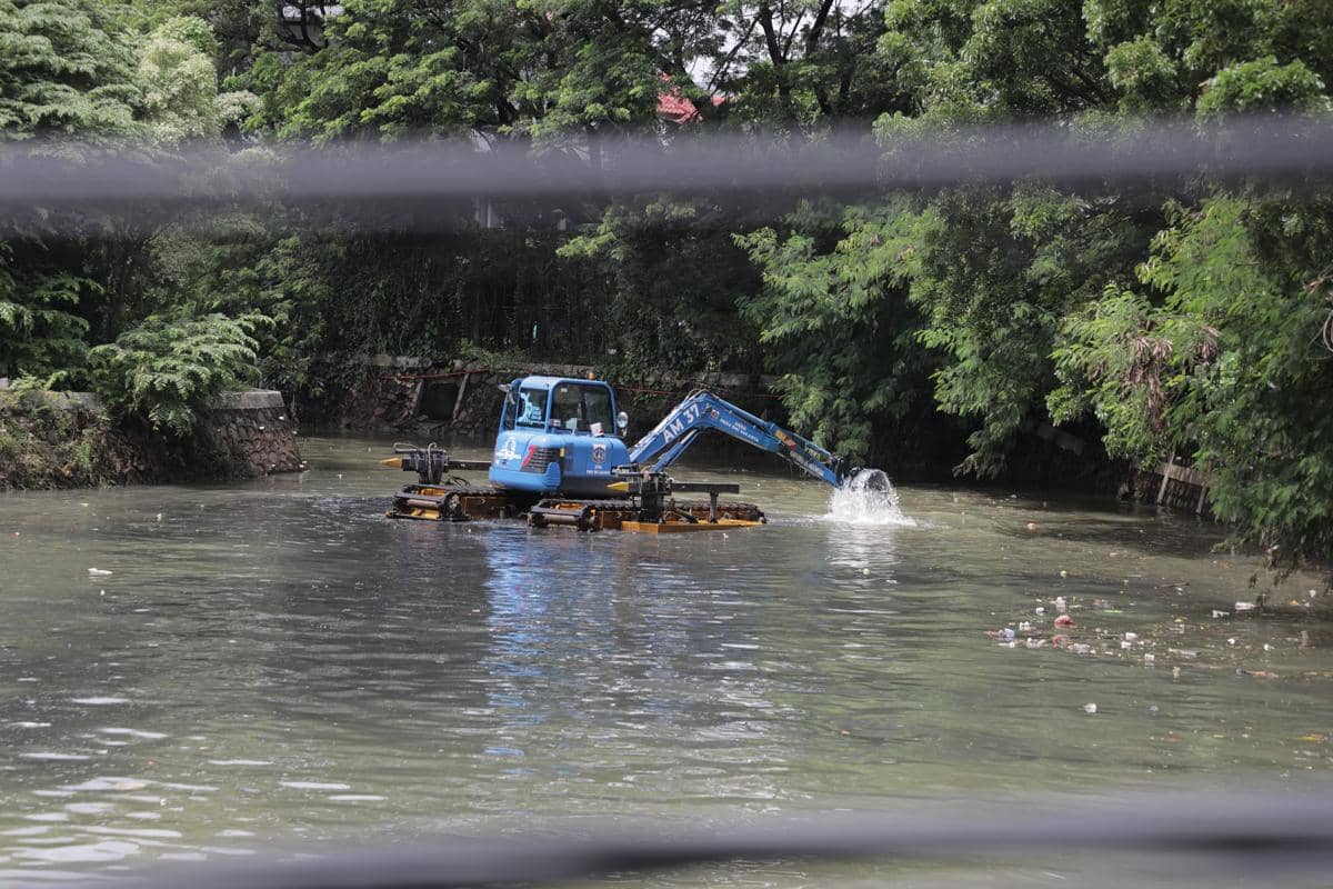 Gubernur DKI Jakarta Pramono Anung cek pengerukan Kali Sepak Kembangan.