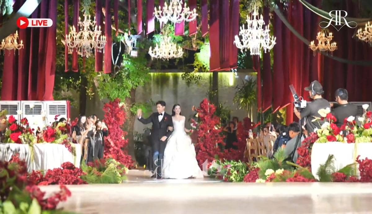 Resepsi pernikahan Ranty Maria dan Rayn Wijaya. 