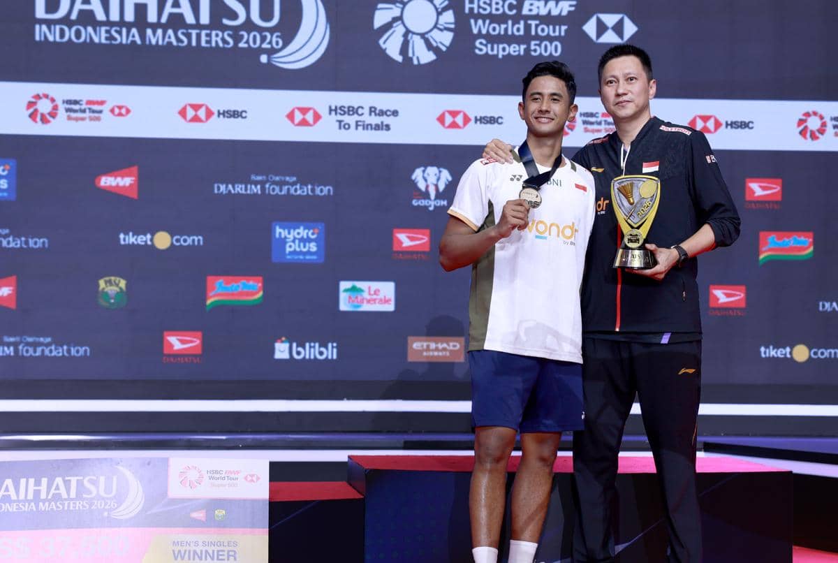 Alwi Farhan dan pelatih tunggal putra utama Indonesia, Indra Wijaya di podium tunggal putra Indonesia Masters 2026 