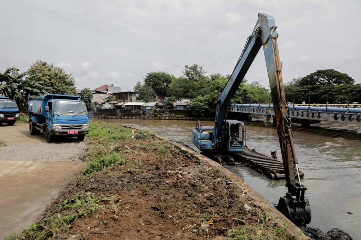 Gubernur DKI Jakarta Pramono Anung cek pengerukan Kali Sepak Kembangan.
