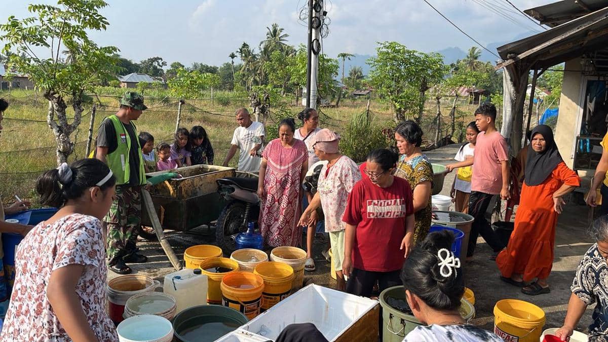 TNI AD melalui prajurit Paldam Kodam XX/Tuanku Imam Bonjol melaksanakan penyaluran bantuan air bersih kepada masyarakat terdampak banjir bandang di sejumlah wilayah Kota Padang, Minggu (25/1/2026) (dok. Dispenad)