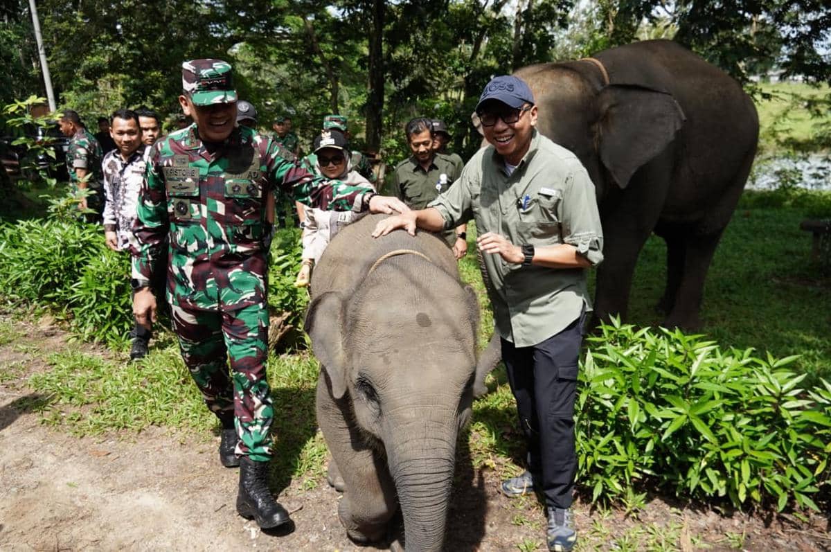 Gubernur Lampung, Rahmat Mirzani Djausal dan Pangdam XXI/Radin Inten, Mayjen TNI Kristomei Sianturi sambangi kawasan TNWK