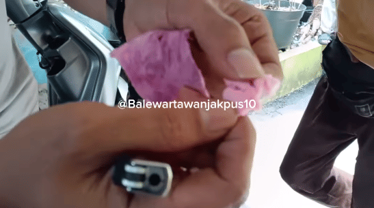 Aparat Tuding Penjual Es Kue Pakai Spons, Ternyata di Lab Aman