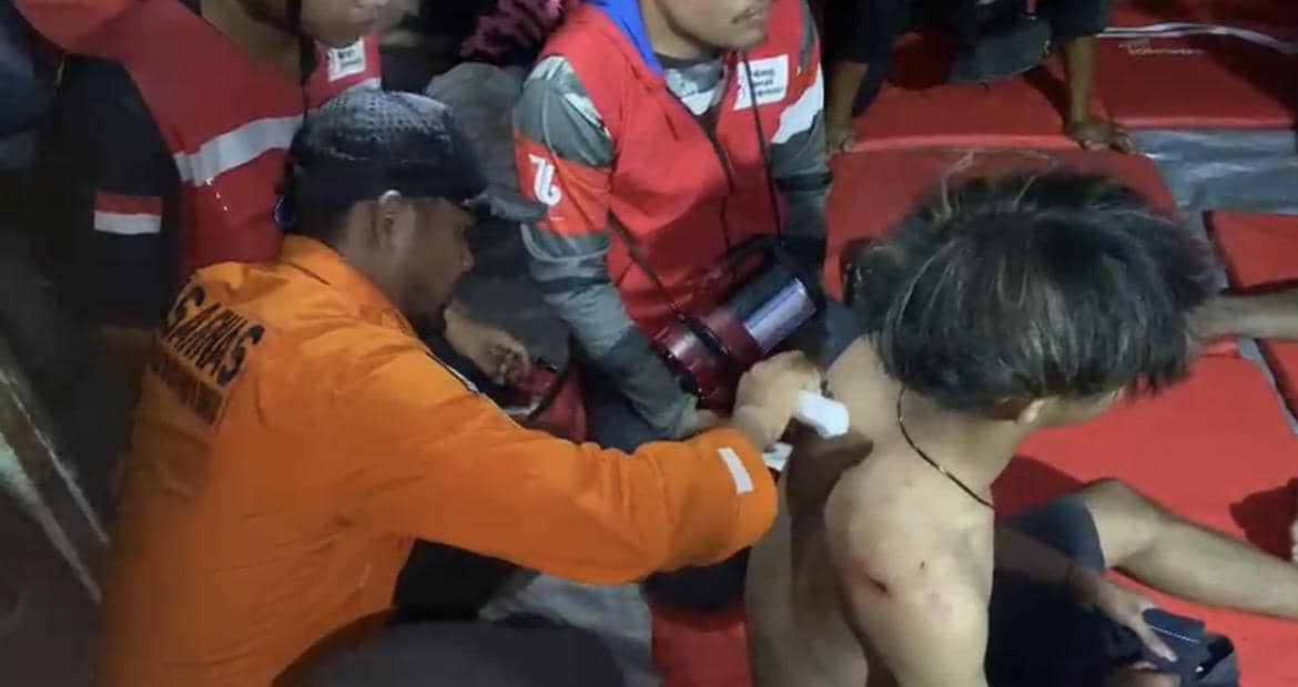 Tim Basarnas mengobati salah satu korban hilang