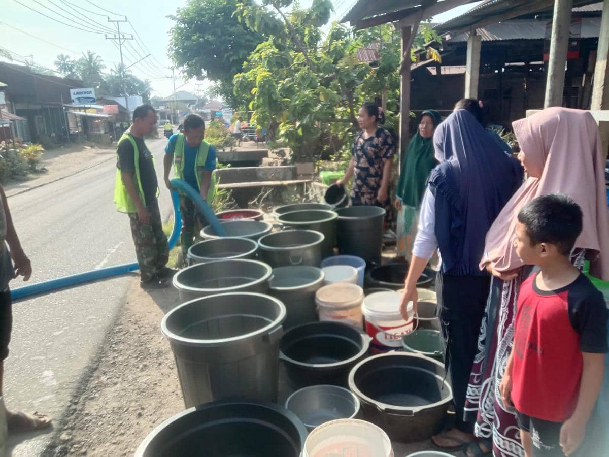 TNI AD melalui prajurit Paldam Kodam XX/Tuanku Imam Bonjol melaksanakan penyaluran bantuan air bersih kepada masyarakat terdampak banjir bandang di sejumlah wilayah Kota Padang, Minggu (25/1/2026) (dok. Dispenad)