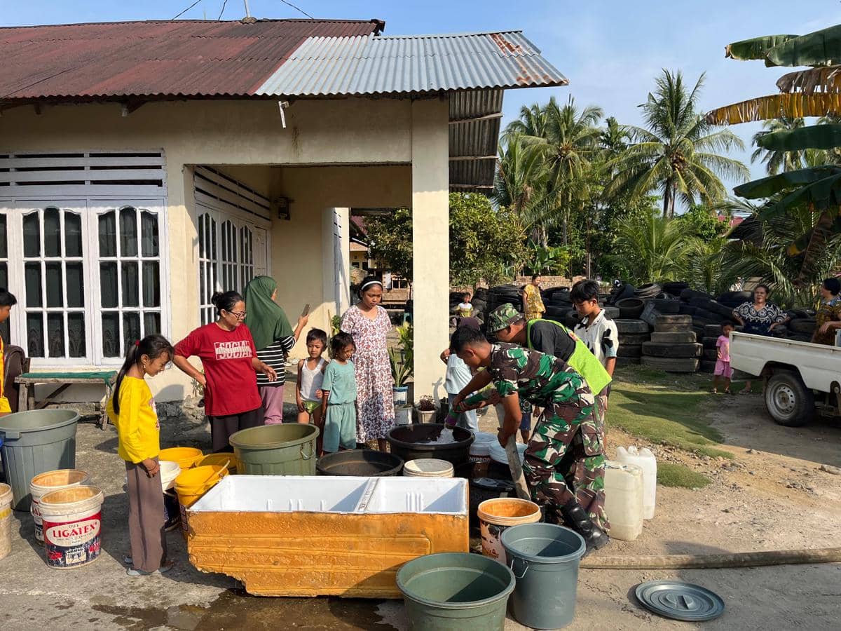 TNI AD melalui prajurit Paldam Kodam XX/Tuanku Imam Bonjol melaksanakan penyaluran bantuan air bersih kepada masyarakat terdampak banjir bandang di sejumlah wilayah Kota Padang, Minggu (25/1/2026) (dok. Dispenad)
