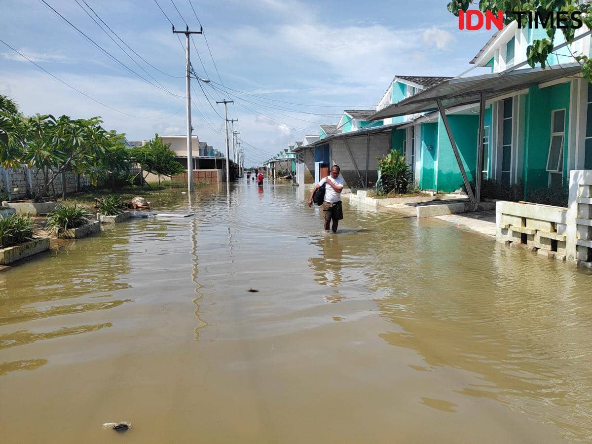 Banjir di perumahan subsidi Bekasi. (IDN Times/Imam Faishal)